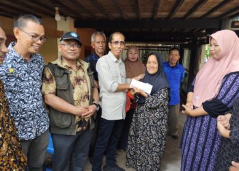 ‎Disdikbud Pinrang Salurkan Bantuan untuk Warga dan Lima Guru Korban Puting Beliung di Lanrisang