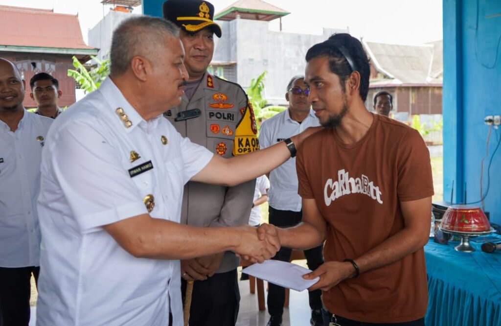 Bupati Pinrang Salurkan Bantuan Tunai Rp367 Juta untuk Korban Angin Kencang