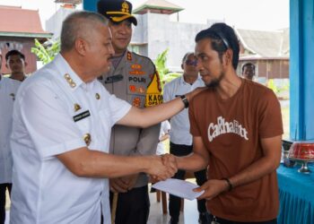 Bupati Pinrang Salurkan Bantuan Tunai Rp367 Juta untuk Korban Angin Kencang