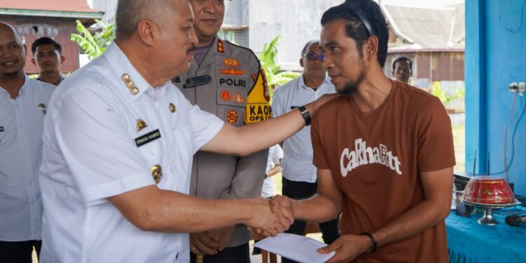 Bupati Pinrang Salurkan Bantuan Tunai Rp367 Juta untuk Korban Angin Kencang