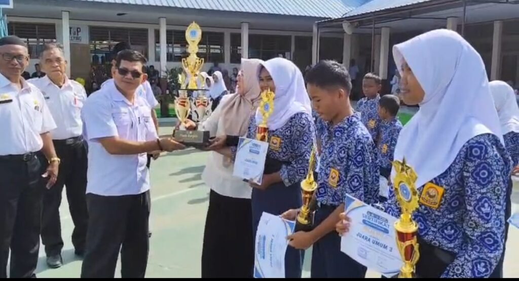 Antusiasme Orang Tua Padati UPT SMPN 1 Duampanua Saat Penerimaan Rapor dan Puncak Prestasi Siswa