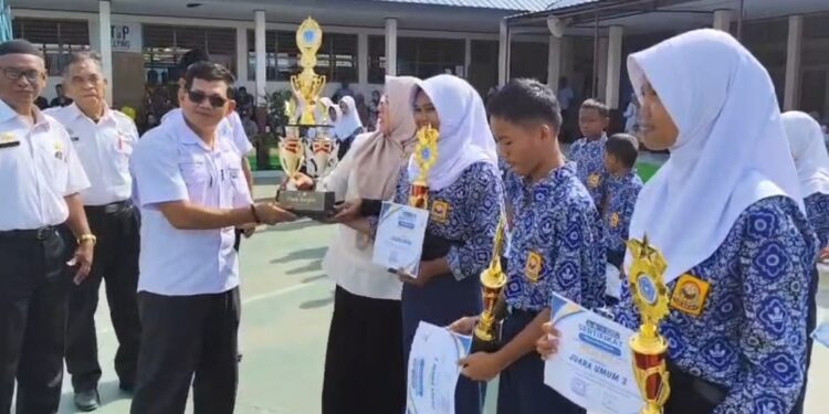 Antusiasme Orang Tua Padati UPT SMPN 1 Duampanua Saat Penerimaan Rapor dan Puncak Prestasi Siswa