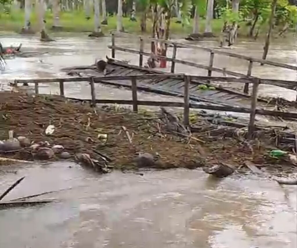 Jembatan Kayu Uling 4×11 Meter di Kampung Karajo Ambruk Diterjang Banjir