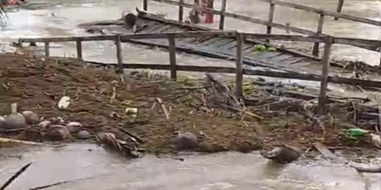 Jembatan Kayu Uling 4×11 Meter di Kampung Karajo Ambruk Diterjang Banjir