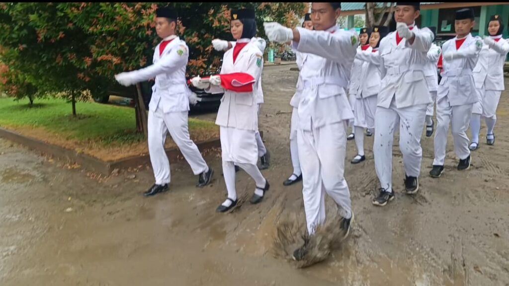 Upacara Forkopimca Duampanua Tetap Khidmat Meski Lokasi Tergenang Air
