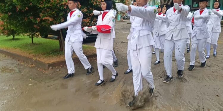 ‎Upacara Forkopimca Duampanua Tetap Khidmat Meski Lokasi Tergenang Air