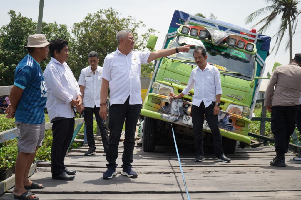 Bupati Pinrang Tinjau Jembatan Rusak di Mattiro Sompe
