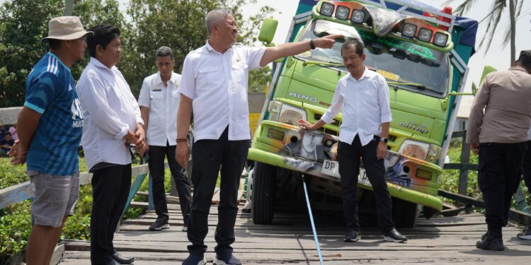 Bupati Pinrang Tinjau Jembatan Rusak di Mattiro Sompe