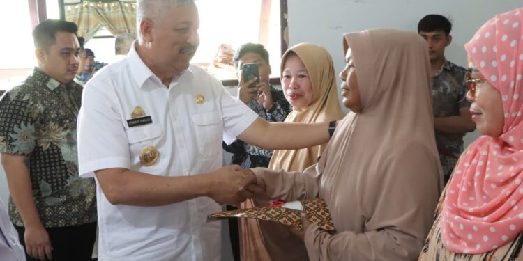 Kepastian Hukum untuk Masyarakat Kaballangan, Bupati Pinrang Serahkan 70 Sertifikat Tanah