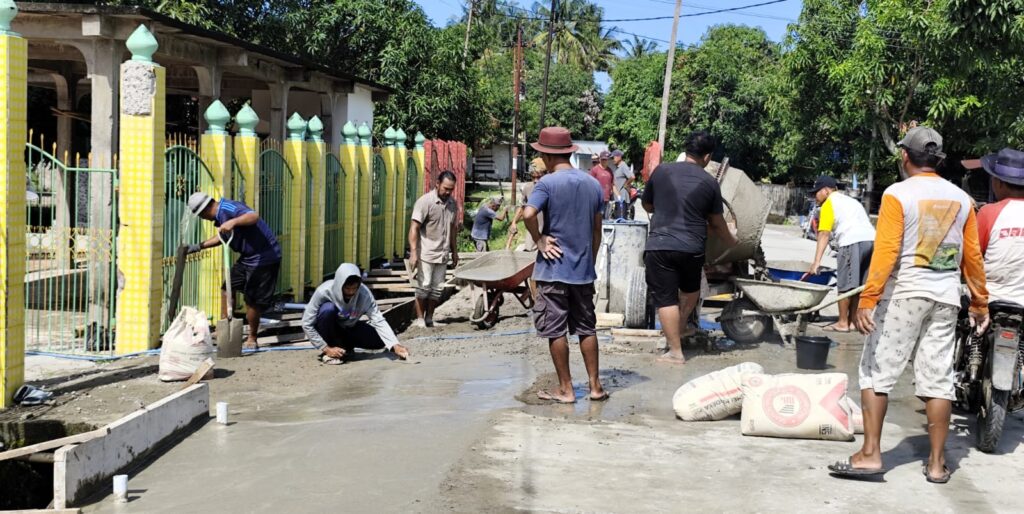 Jelang Ramadan, Kades Sabbang Paru dan Warga Gotong Royong Cor Parkiran Masjid