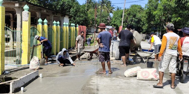 ‎Jelang Ramadan, Kades Sabbang Paru dan Warga Gotong Royong Cor Parkiran Masjid