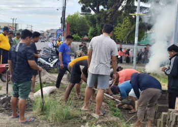 Camat Duampanua Pimpin Gotong Royong Bersihkan Lapangan Lampa