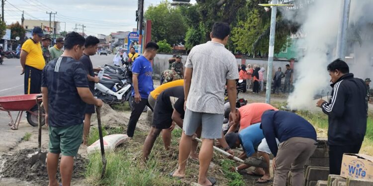 Camat Duampanua Pimpin Gotong Royong Bersihkan Lapangan Lampa