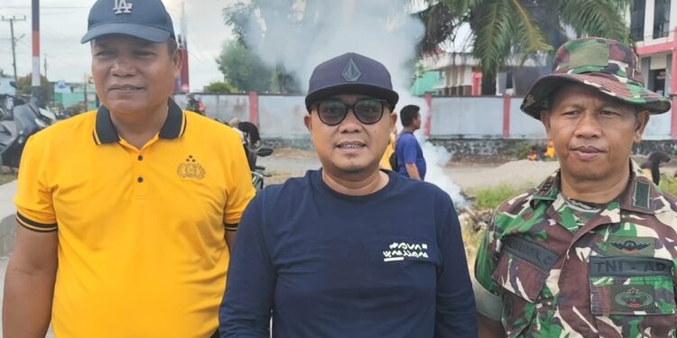 Camat Duampanua Pimpin Gotong Royong Bersihkan Lapangan Lampa