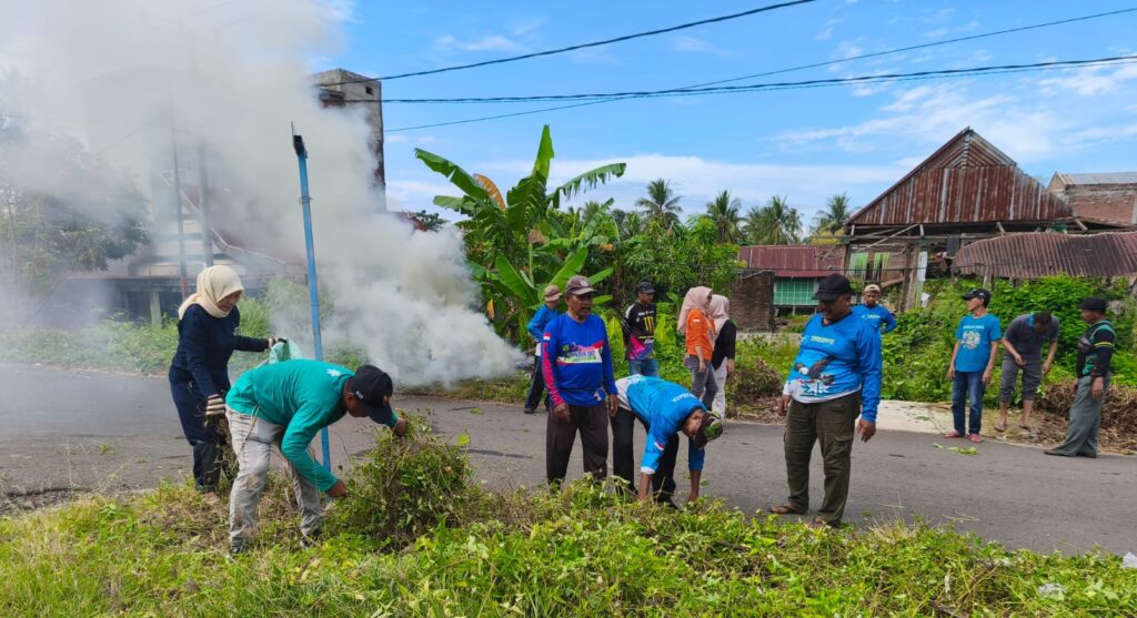 Pekkabata Bergerak! Lurah dan Warga Kompak Bersihkan Lingkungan