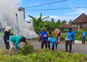 Pekkabata Bergerak! Lurah dan Warga Kompak Bersihkan Lingkungan