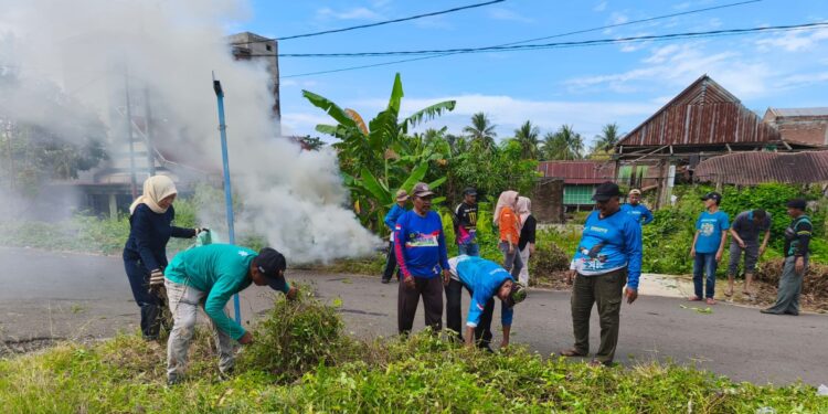 Pekkabata Bergerak! Lurah dan Warga Kompak Bersihkan Lingkungan