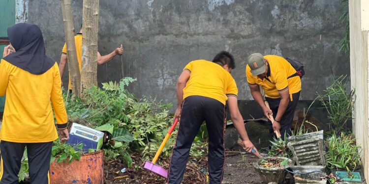Polres Pinrang Gelar Kerja Bakti Massal Dukung Gerakan Lingkungan Nasional