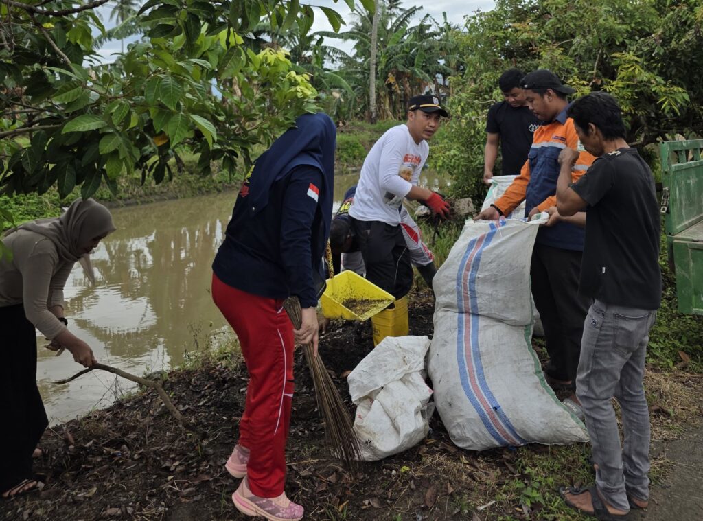 Kades Tanra Tuo Pimpin Aksi Bersih Desa, Ubah Pola Hidup Warga