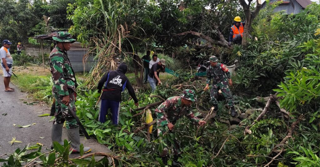 TNI Koramil Duampanua Peduli, Amankan Poros Galung–Serang dari Ancaman Ranting dan Kabel Listrik