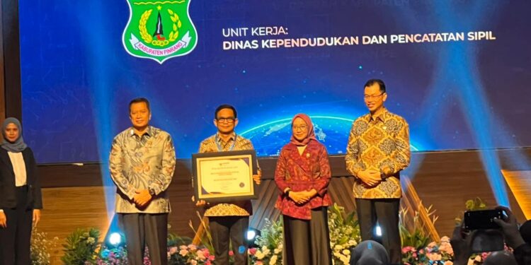Disdukcapil Pinrang Raih Penghargaan Kementerian PANRB
