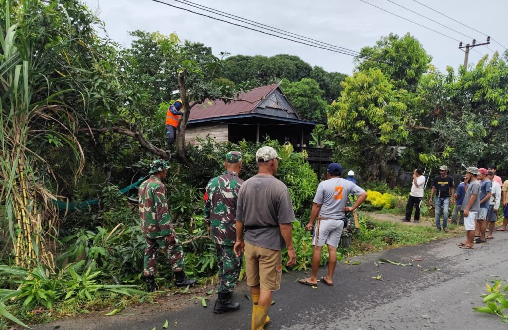 Kelurahan Data Bergerak, TNI–Polri dan PLN Bersihkan Jalur Kampung Galung–Serang