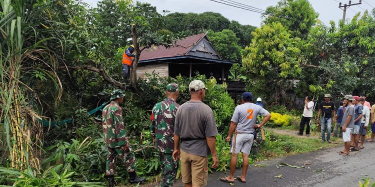 ‎Kelurahan Data Bergerak, TNI–Polri dan PLN Bersihkan Jalur Kampung Galung–Serang