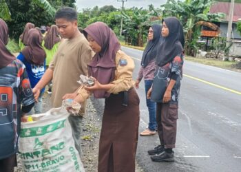 Pelajar SMPN 5 Duampanua Sapu Bersih Sampah Plastik di Poros Pinrang–Polman