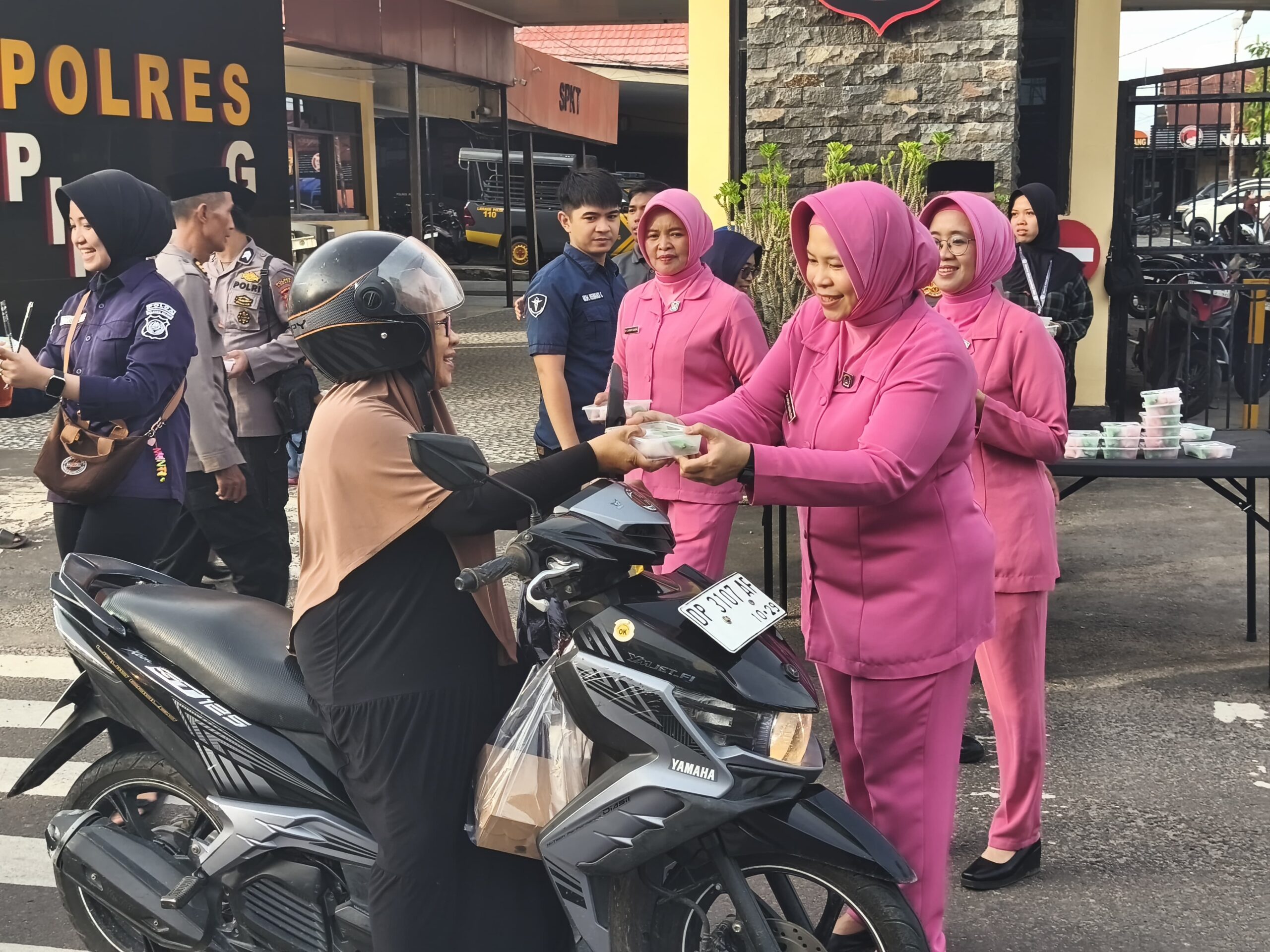 Ramadan Berkah, Polres Pinrang Tebar Takjil dan Edukasi Tertib Lalu Lintas