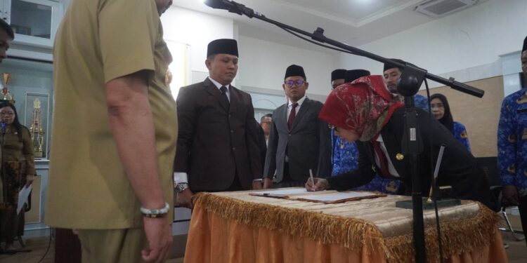 12 Pejabat Pemkab Pinrang Dilantik, Bupati Tekankan Optimalisasi Pelayanan Publik