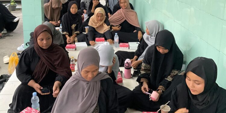 Ramadan Penuh Berkah, SMPN 1 Patampanua Berbagi Takjil untuk Warga