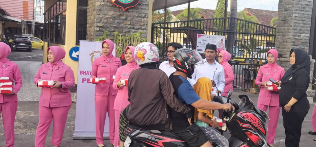 Satresnarkoba Polres Pinrang Berbagi Takjil di Bulan Ramadan