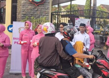 Satresnarkoba Polres Pinrang Berbagi Takjil di Bulan Ramadan