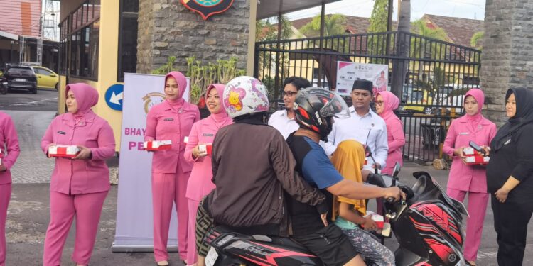Satresnarkoba Polres Pinrang Berbagi Takjil di Bulan Ramadan