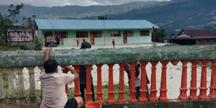 Dedikasi Kepsek Haidah: 40 Km Demi Rawat SDN 155 Lembang