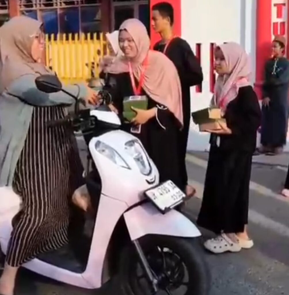 UPT SMPN 1 Duampanua Berbagi Takjil di Jalan Raya, Wujud Kepedulian di Bulan Ramadhan
