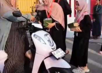 UPT SMPN 1 Duampanua Berbagi Takjil di Jalan Raya, Wujud Kepedulian di Bulan Ramadhan