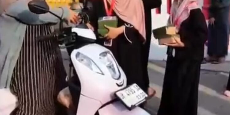 UPT SMPN 1 Duampanua Berbagi Takjil di Jalan Raya, Wujud Kepedulian di Bulan Ramadhan