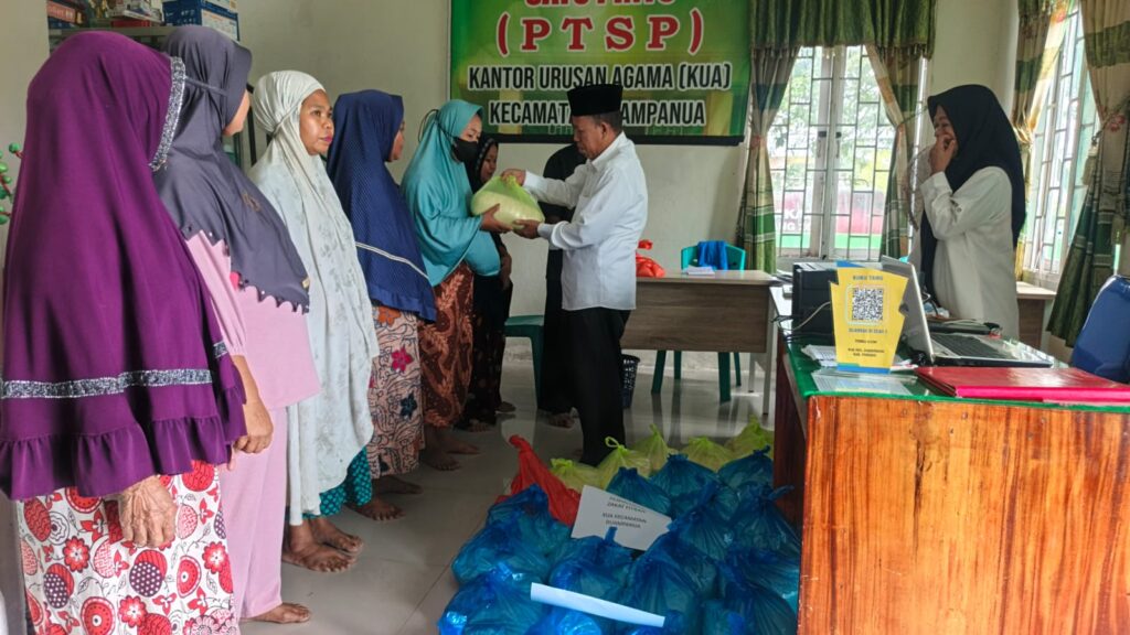 Puluhan Warga Terima Zakat Fitrah di KUA Duampanua, Prioritas Fakir dan Miskin