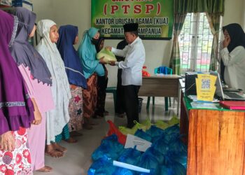 Puluhan Warga Terima Zakat Fitrah di KUA Duampanua, Prioritas Fakir dan Miskin