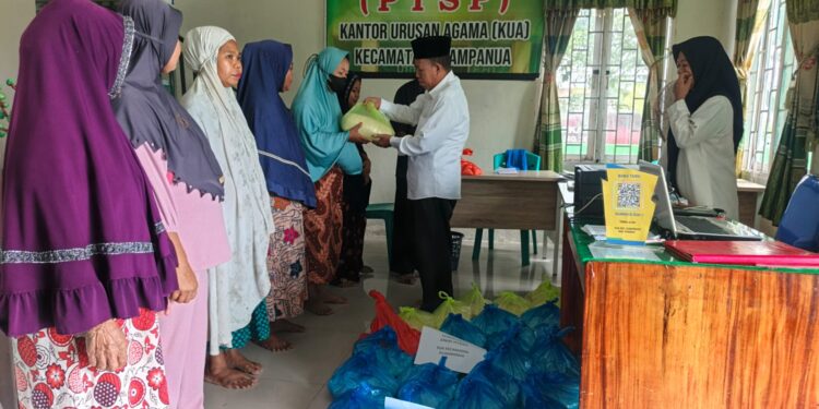 Puluhan Warga Terima Zakat Fitrah di KUA Duampanua, Prioritas Fakir dan Miskin