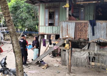 Lansia Fakir Miskin Pesisir Lebbo Terima Zakat Fitrah dari Pimpinan Matalasinrang.com