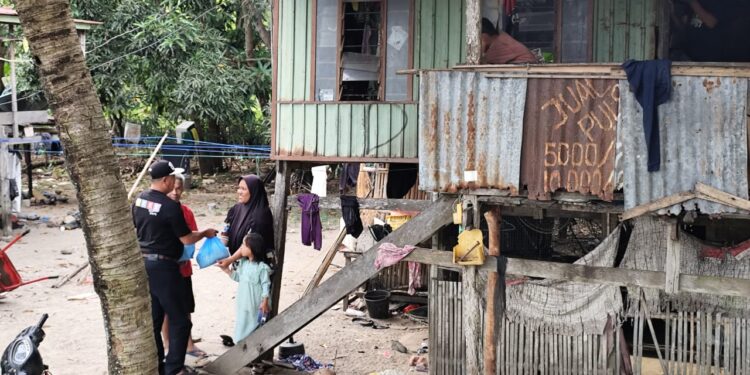 Lansia Fakir Miskin Pesisir Lebbo Terima Zakat Fitrah dari Pimpinan Matalasinrang.com