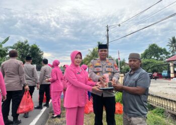 Polsek Duampanua Berbagi Takjil, Pererat Kedekatan dengan Warga