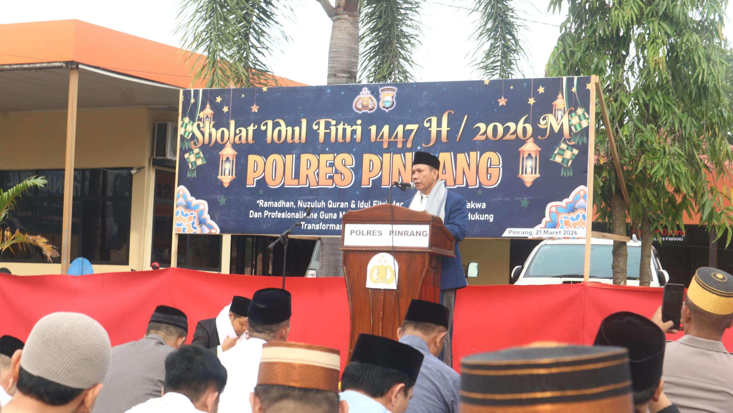 Kapolres Pinrang dan Ketua Bhayangkari Pimpin Shalat Idulfitri di Mapolres