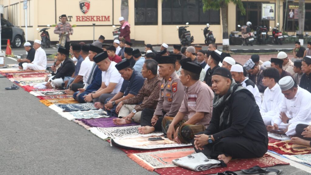 Personel Polres Pinrang Padati Shalat Idulfitri di Mapolres