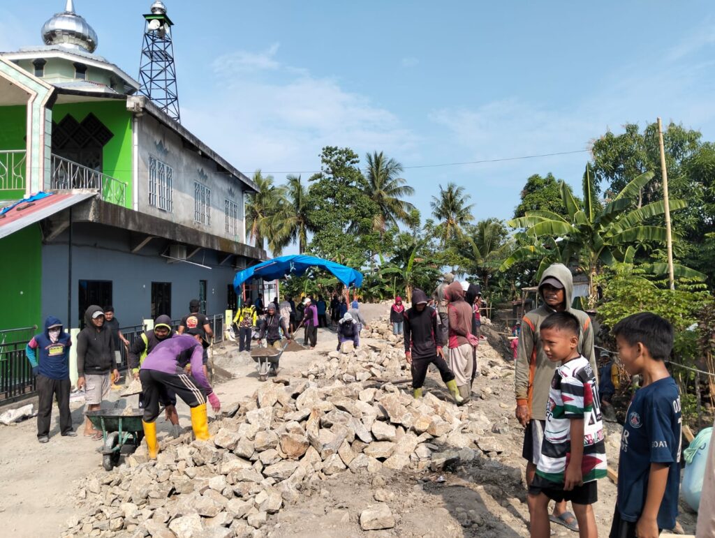 Warga Bittoeng Kompak Bangun Pondasi Masjid Nurut Taqwa