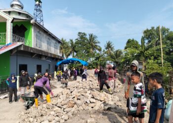 Warga Bittoeng Kompak Bangun Pondasi Masjid Nurut Taqwa