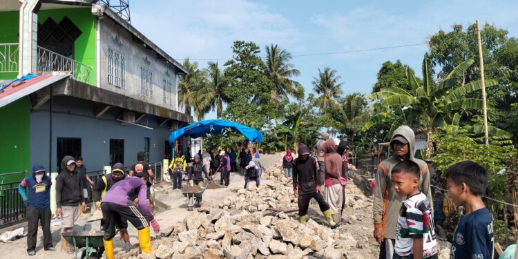 Warga Bittoeng Kompak Bangun Pondasi Masjid Nurut Taqwa