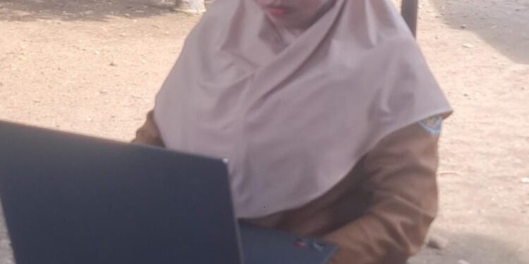 ‎Guru di Pegunungan Pinrang Rela Tinggalkan Sekolah Demi Sinyal Internet  ‎